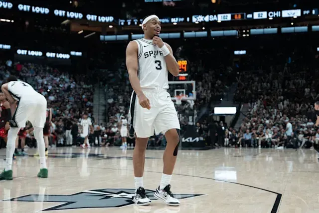 凯尔登:我和尚帕尼都打满82场,这说明我们医疗团队有多棒